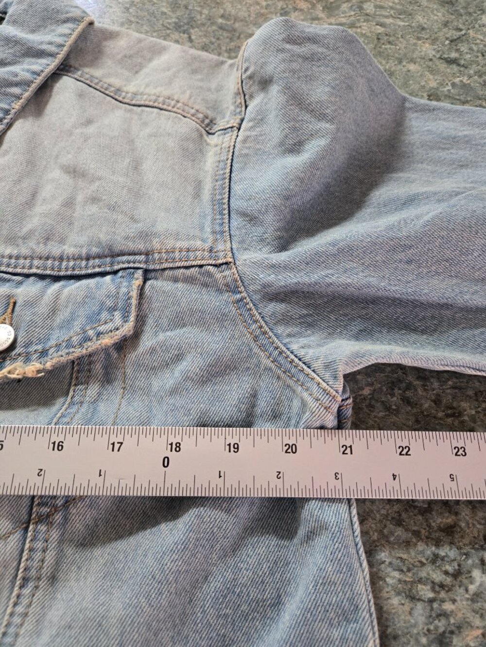 Universal Thread Women’s Oversized Denim Jacket Size M Light Wash 100% Cotton - Picture 8 of 10